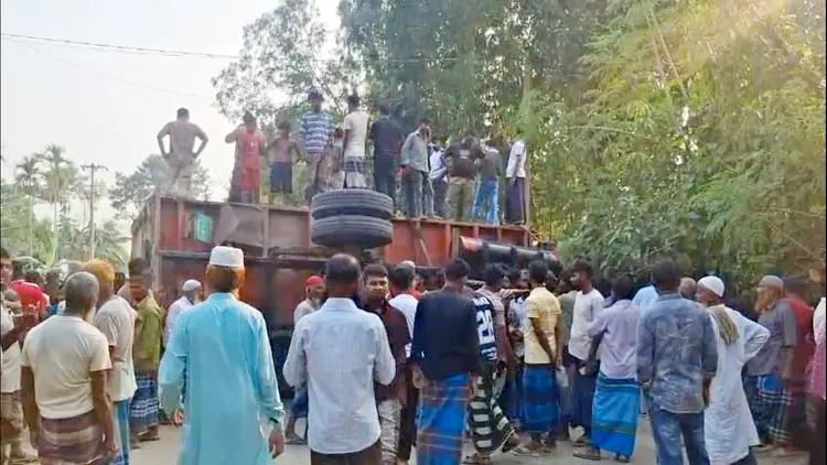 কুড়িগ্রামে ট্রাকচাপায় একই পরিবারের তিনজনসহ নিহত ৫