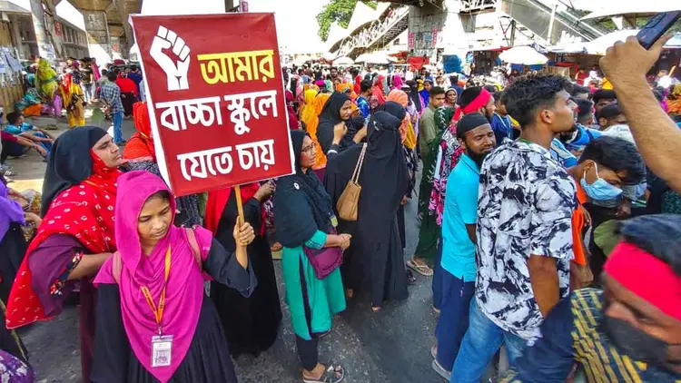৩০ হাজার টাকা মজুরির দাবিতে উত্তরা অবরোধ, বিমানবন্দর সড়কে তীব্র যানজট