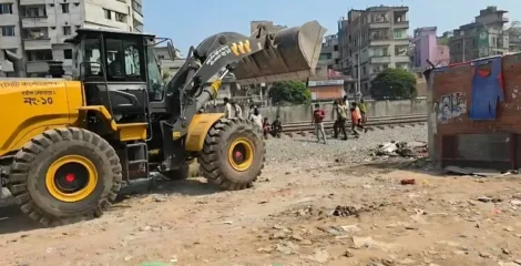 ইশরাকের অভিযান চালানো সেই মাদক আস্তানা উচ্ছেদ করছে পুলিশ