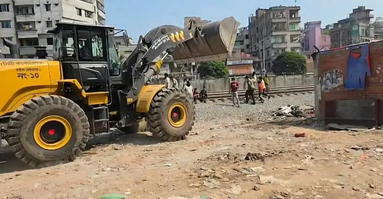ইশরাকের অভিযান চালানো সেই মাদক আস্তানা উচ্ছেদ করছে পুলিশ