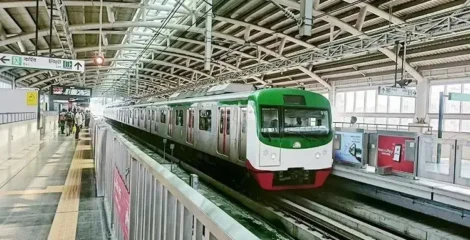 মেট্রোরেল লাইনে কুকুর, কয়েক মিনিট বন্ধ ছিল ট্রেন চলাচল