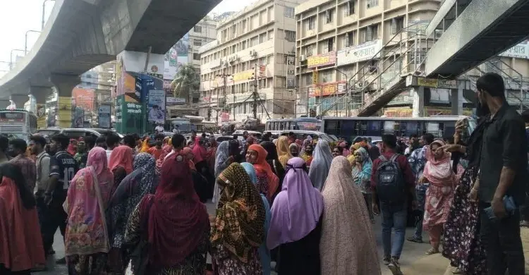 বেতন-ভাতার দাবিতে মিরপুর-১০-এ পোশাকশ্রমিকদের সড়ক অবরোধ