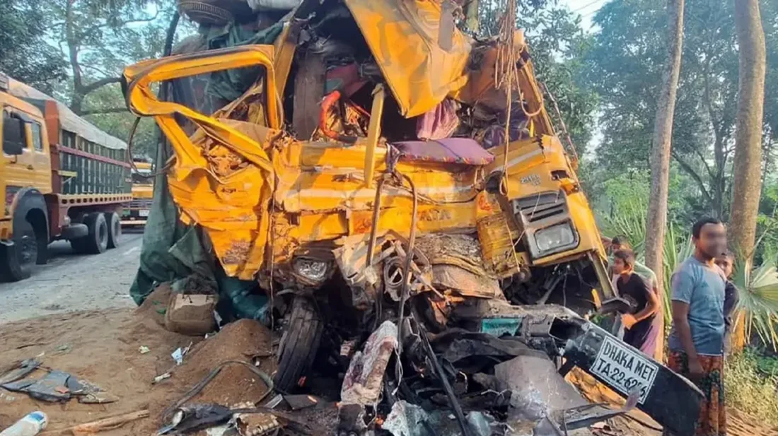 নাটোরে বাস-ট্রাক সংঘর্ষে ১৪ নয়, নিহত ১২ : প্রশাসন