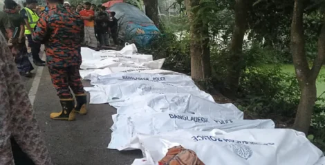নাটোরে রক্তাক্ত সড়ক, বাস-ট্রাক সংঘর্ষে ঝরল ১৩ প্রাণ