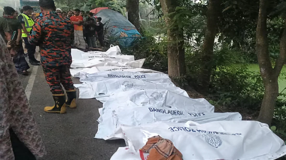 নাটোরে রক্তাক্ত সড়ক, বাস-ট্রাক সংঘর্ষে ঝরল ১৩ প্রাণ