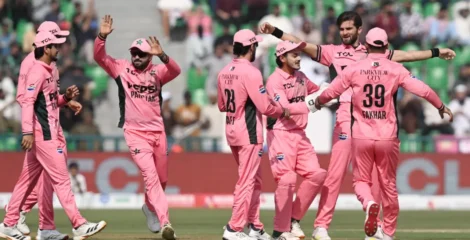 গোলাপি জার্সিতে পাকিস্তান
