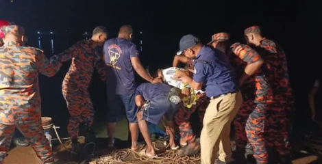 পিরোজপুরে ট্রলারডুবি, বাবার চোখের সামনে মেয়ের মৃত্যু, নিখোঁজ মা
