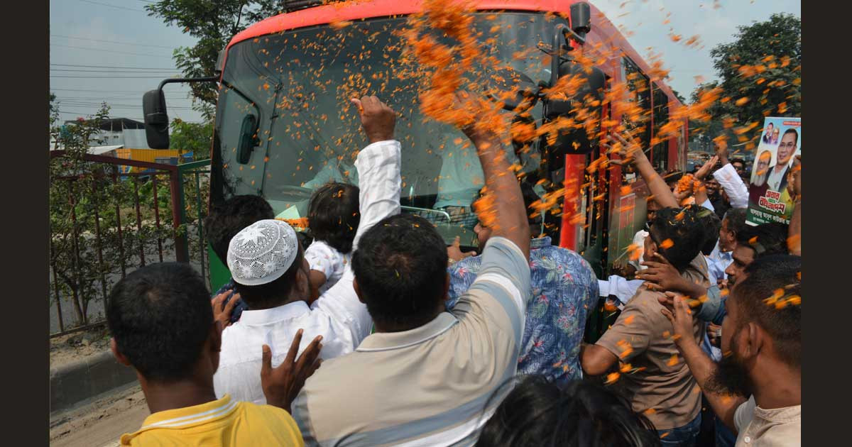 ফেনীর পথে প্রধানমন্ত্রীর গাড়িবহর, পথে পথে ফুলেল অভ্যর্থনা