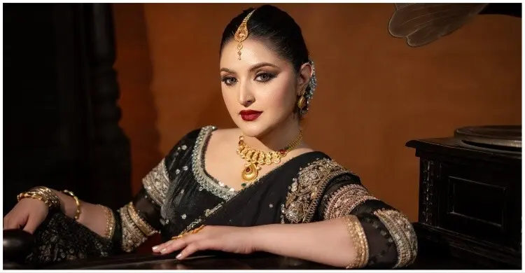কালো পোশাকে রাজকীয় সাজে পরীমনি, নজর কাড়ছে নতুন লুক