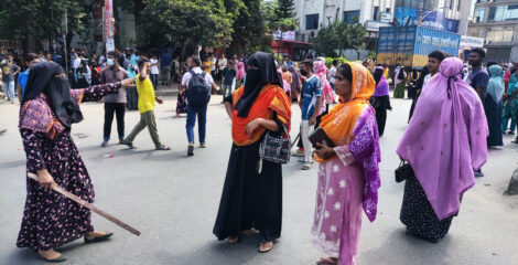 বেতন বাড়ানোর দাবিতে উত্তরায় পোশাক শ্রমিকদের সড়ক অবরোধ, যান চলাচলে ধীরগতি
