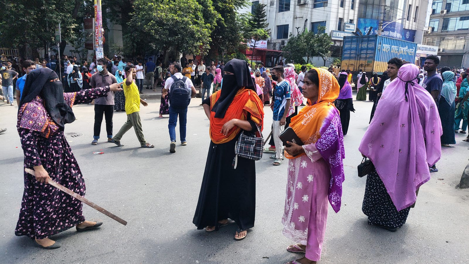 বেতন বাড়ানোর দাবিতে উত্তরায় পোশাক শ্রমিকদের সড়ক অবরোধ, যান চলাচলে ধীরগতি
