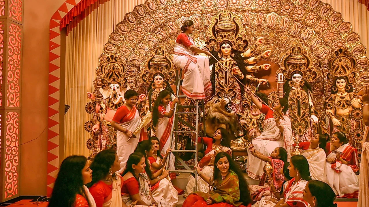 শারদীয় দুর্গোৎসবের বিজয়া দশমী আজ, মণ্ডপে মণ্ডপে বিদায়ের সুর