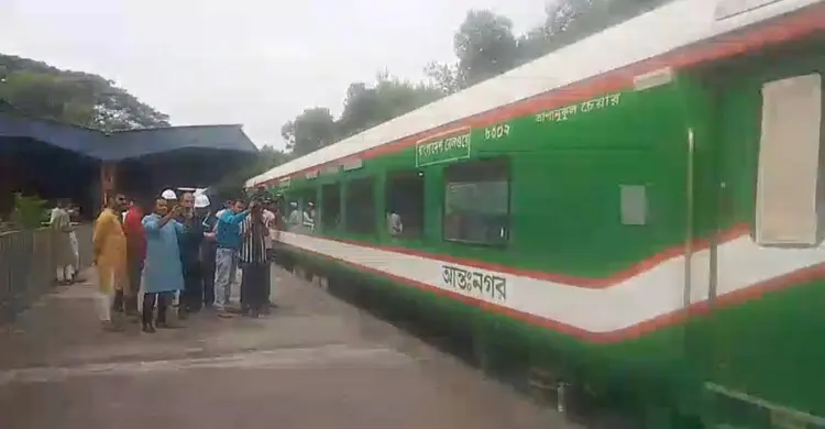 ভারত থেকে দেশে পৌঁছাল ১৮ রেলকোচের প্রথম চালান