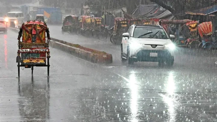 সকালেই বৃষ্টি, কমতে পারে দিনের তাপমাত্রা