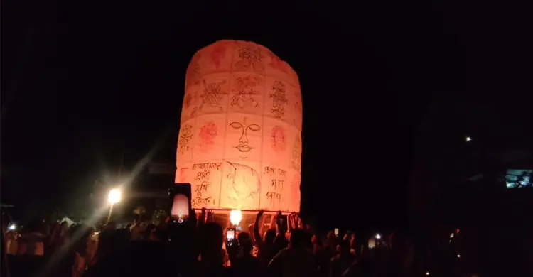 প্রবারণা পূর্ণিমায় রঙিন ফানুসে আলোকিত রামুর আকাশ