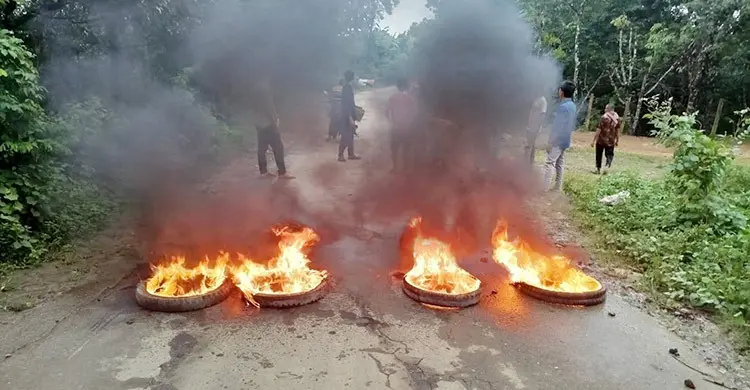 সাজেকের পথে অনির্দিষ্টকালের অবরোধ, আটকা পড়েছেন শত শত পর্যটক
