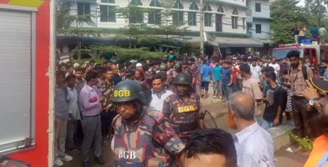 টঙ্গীতে ওষুধ কারখানায় আগুন, সহায়তায় সেনাবাহিনী-বিজিবি-পুলিশ