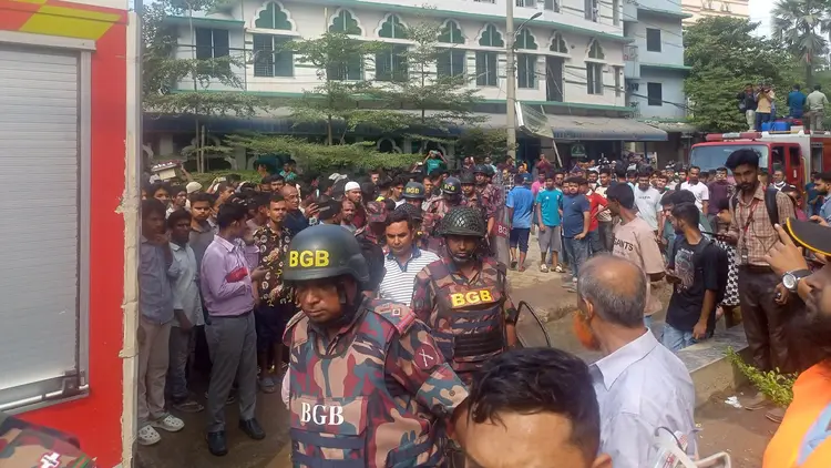 টঙ্গীতে ওষুধ কারখানায় আগুন, সহায়তায় সেনাবাহিনী-বিজিবি-পুলিশ