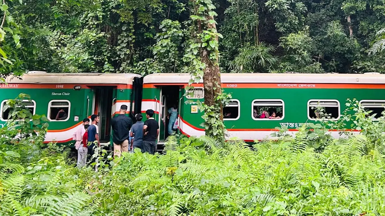 লাউয়াছড়ায় ট্রেনের ৬ বগি বিচ্ছিন্ন, সিলেটের রেল যোগাযোগ বন্ধ