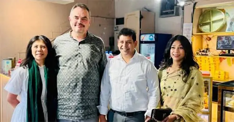 স্ত্রীকে সঙ্গে নিয়ে রূপগঞ্জে দুর্গাপূজামণ্ডপ পরিদর্শনে মার্কিন রাষ্ট্রদূত